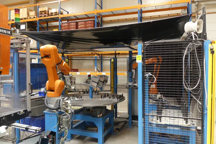 Roboterzelle mit FIBROTOR Rundtisch mit 2x KUKA Roboter Typ KR 10